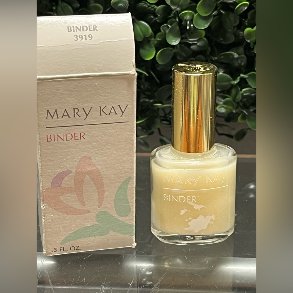 Mary Kay Binder with Gold Cap